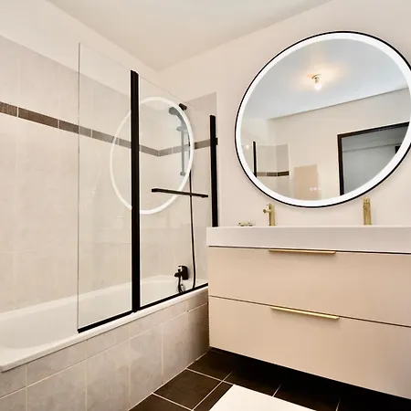 Penthouse With Large Terrace Ac Parking And Close To Shops -benakey Apartment *