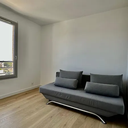Apartment Penthouse With Large Terrace Ac Parking And Close To Shops -benakey