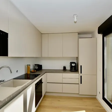 Apartment Penthouse With Large Terrace Ac Parking And Close To Shops -benakey