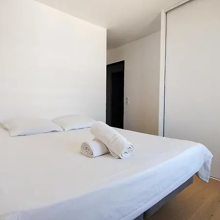 Penthouse With Large Terrace Ac Parking And Close To Shops -benakey Daire